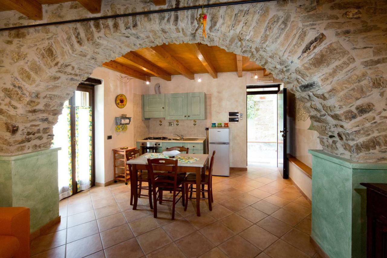 Villa Il Nido Delle Rondini à Testico Extérieur photo